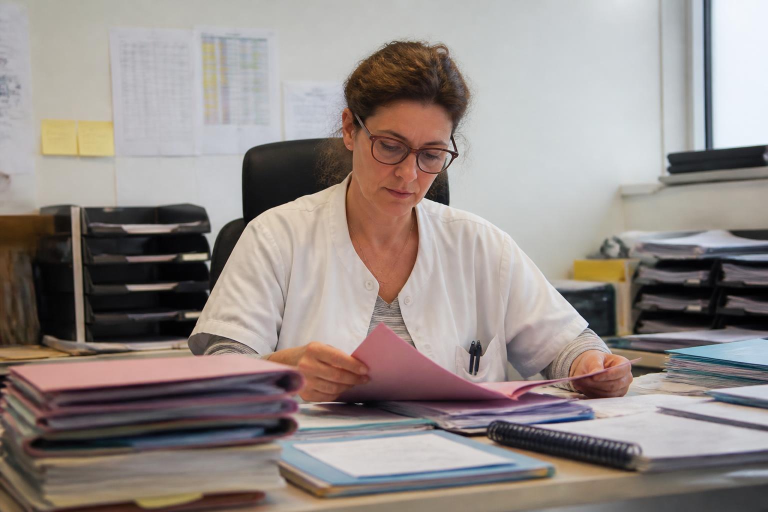 découvrez les astuces d'experts pour comprendre et éviter les pièges du médecin-conseil en matière de sécurité sociale. protégez vos droits efficacement.