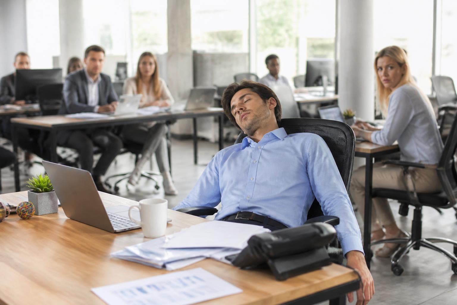 découvrez dans cet article si dormir au travail peut constituer un motif légal de licenciement et quelles sont les conséquences pour les salariés.