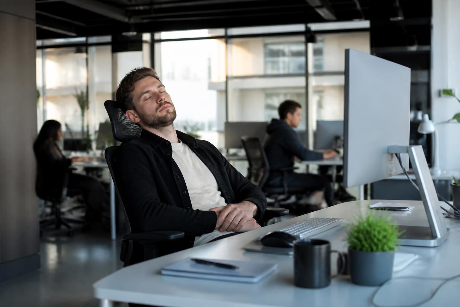 découvrez si dormir au travail peut être considéré comme un motif valable de licenciement et quels sont vos droits en tant qu'employé.