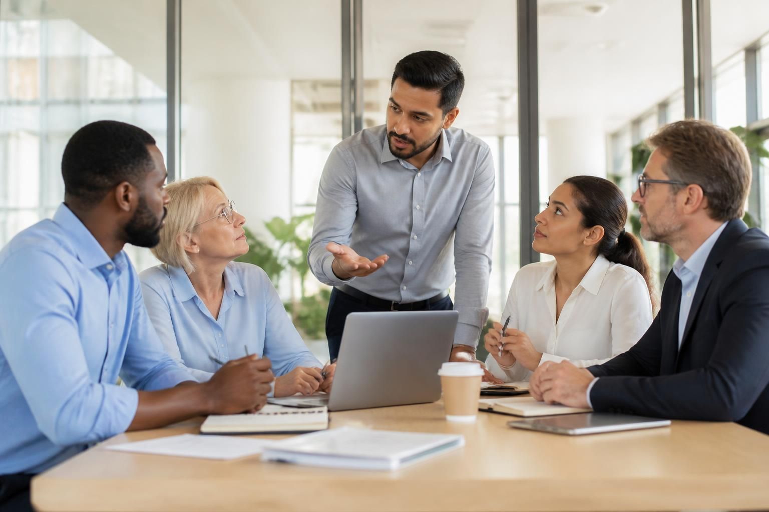 découvrez le style de management consultatif : ses principes clés, des exemples concrets d'application et ses différences avec le management participatif pour mieux comprendre ses avantages en entreprise.