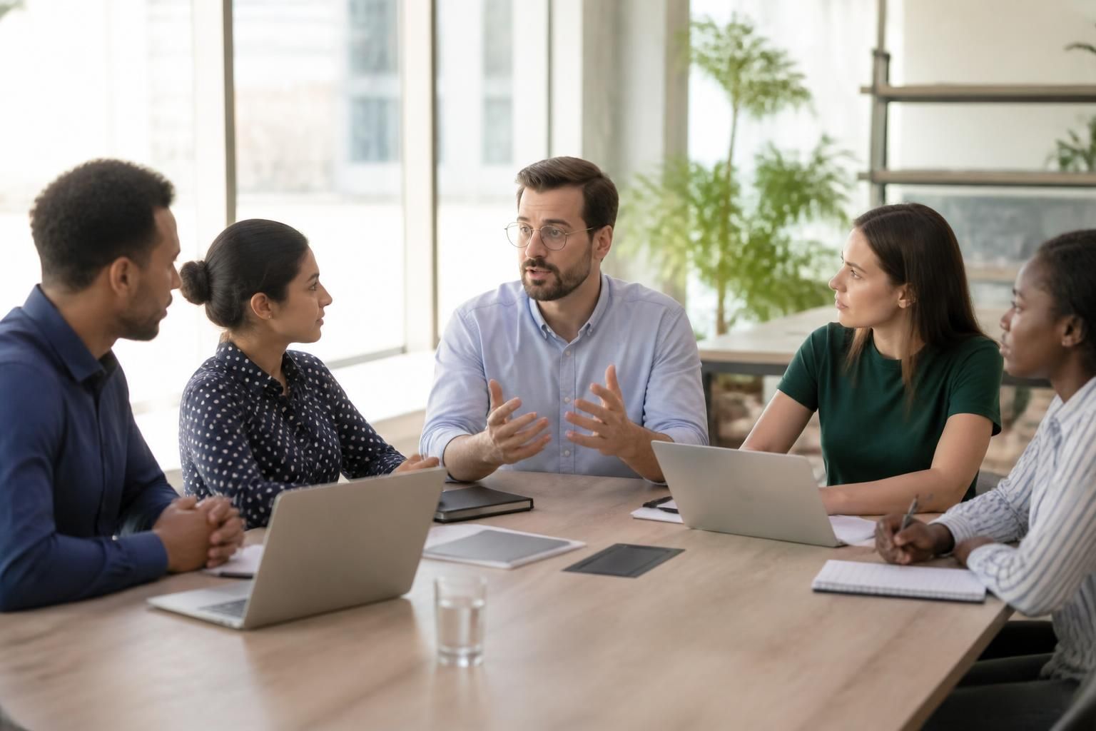 découvrez le style de management consultatif : ses principes clés, des exemples concrets et en quoi il diffère du management participatif pour mieux collaborer en entreprise.